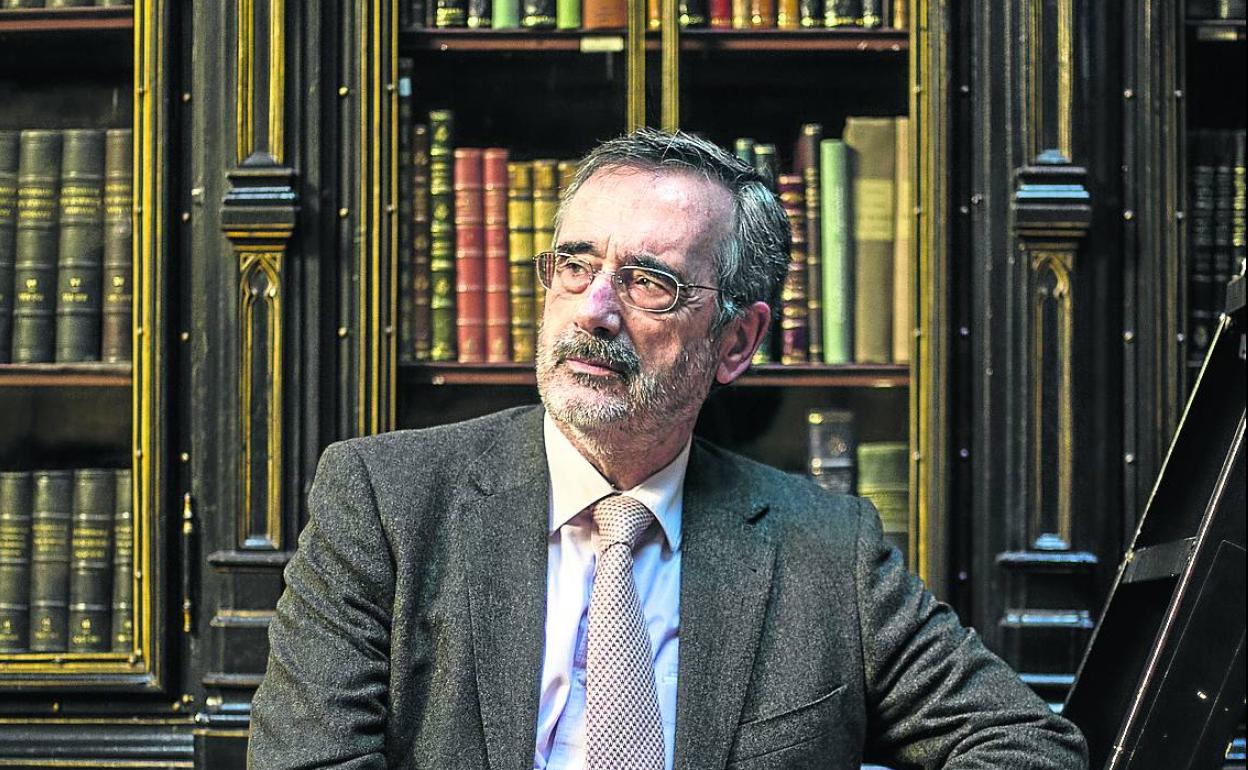 El filósofo Manuel Cruz, en la biblioteca del Senado.