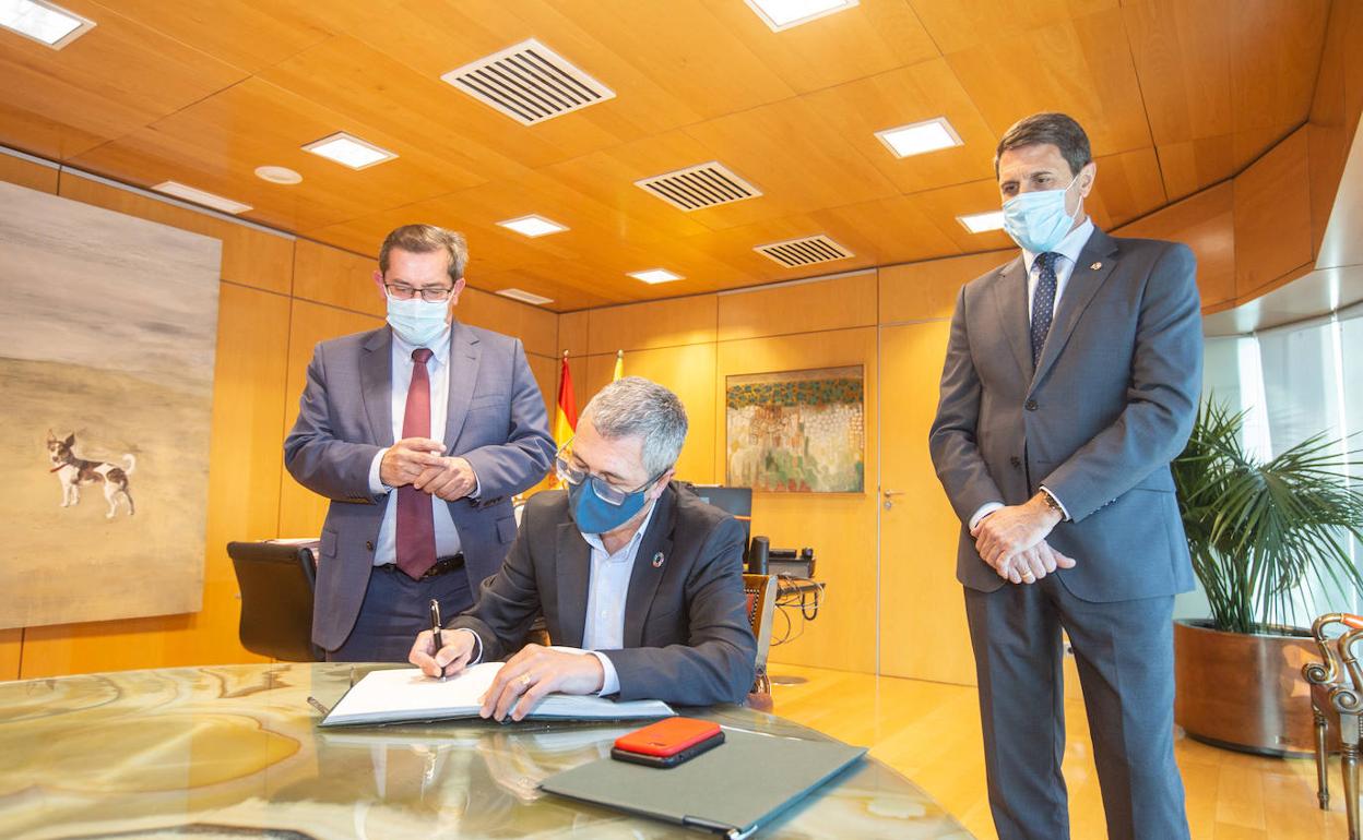 El presidente de la Diputación, José Entrena, con el secretario de estado, Hugo Morán, y el delegado del Gobierno en Andalucía, Pedro Fernández.
