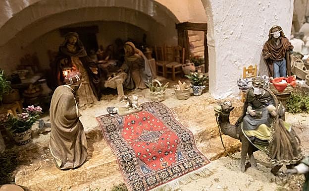Melchor oferece la vacuna de la covid al Niño Jesús