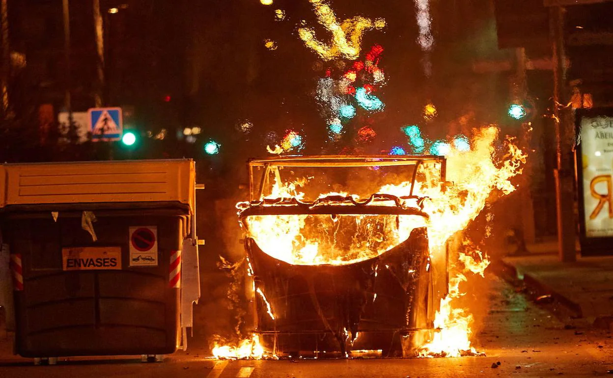 Un contenedor quemado en Granada este año durante una protesta.