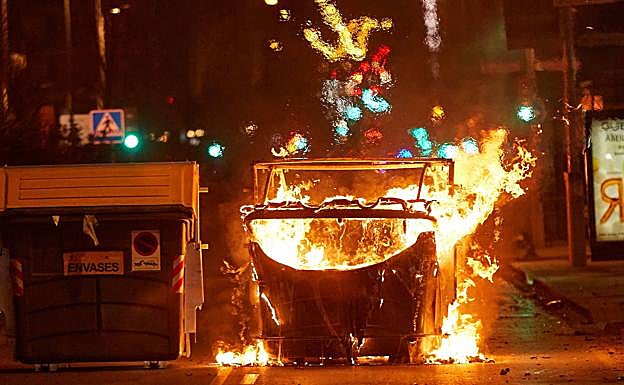 La quema de contenedores se pone de moda y genera más pérdidas que nunca en Granada