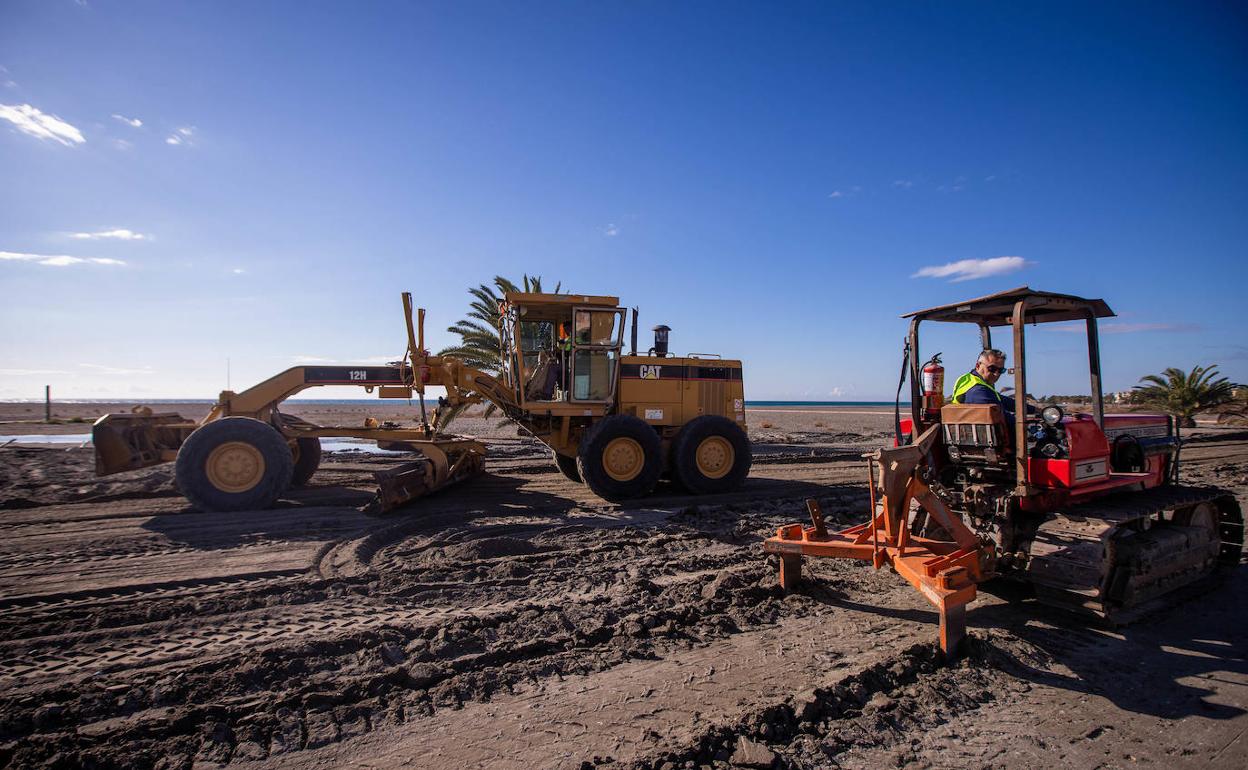 La maquinaria entra en la playa motrileña para regenerarla.
