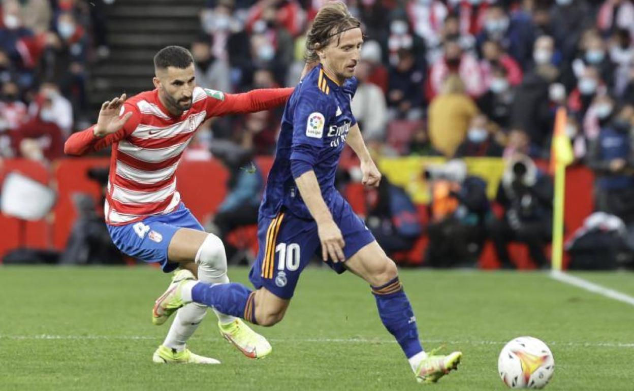 Luka Modric escapa de la marca de Maxime Gonalons en Los Cármenes. 