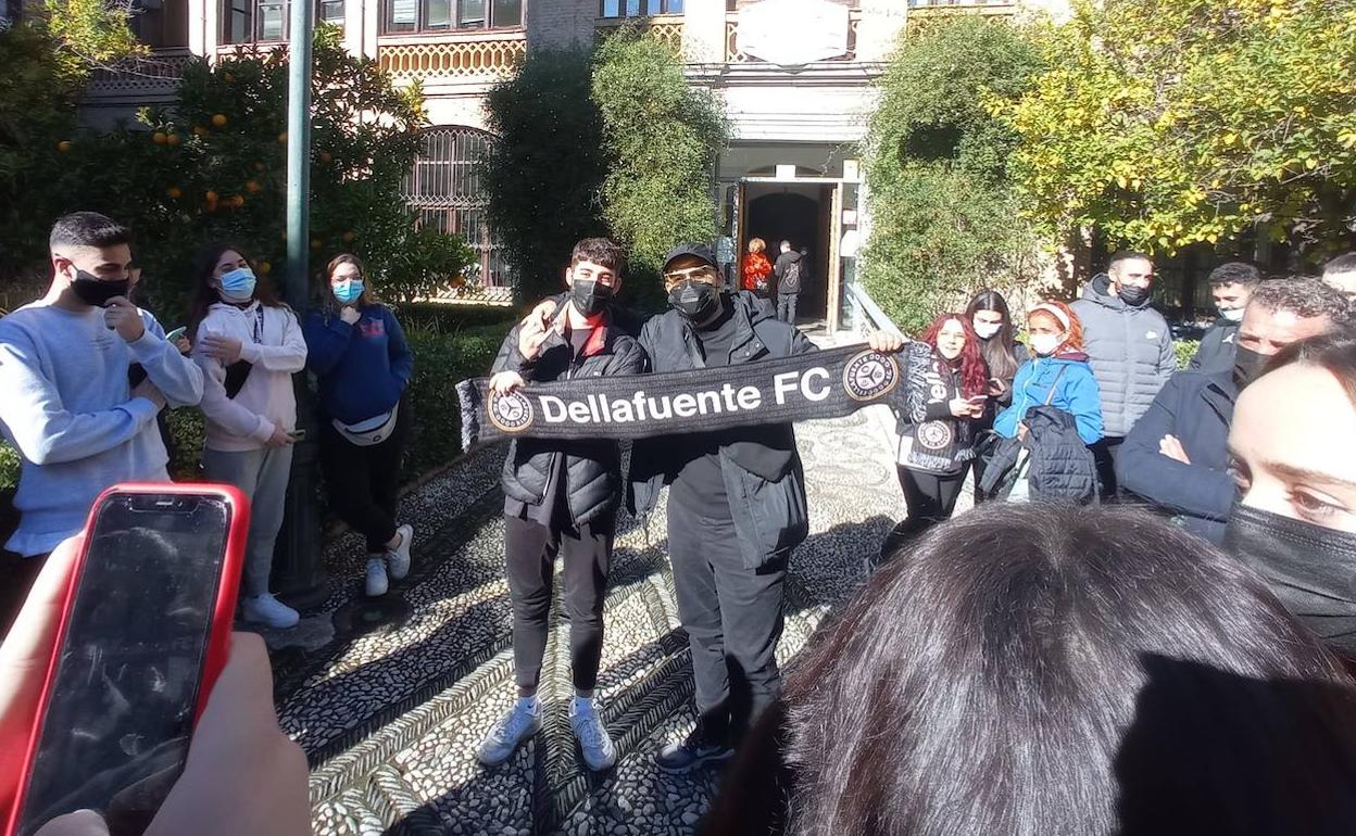 Dellafuente se fotografía con sus seguidores en el acceso al centro cultural Gran Capitán.