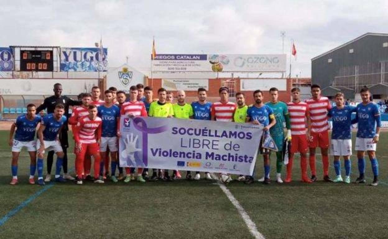 Socuéllamos y Recreativo Granada posaron antes del partido con una pancarta contra la violencia machista. 