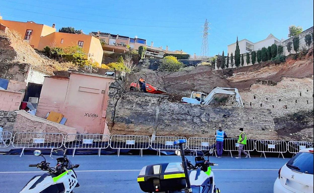 La demolición de un muro provoca el estrechamiento de la calzada en la Carretera de Murcia