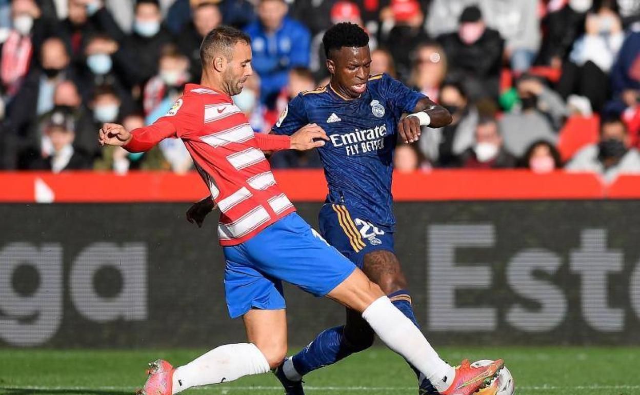 Víctor Díaz, ante Vinicius en el partido del domingo. 