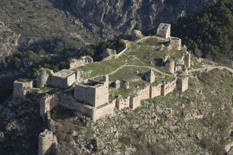 Imagen secundaria 1 - Dos vistas aéreas del Castillo de Moclín y un detalle de su muralla y una de sus torres.