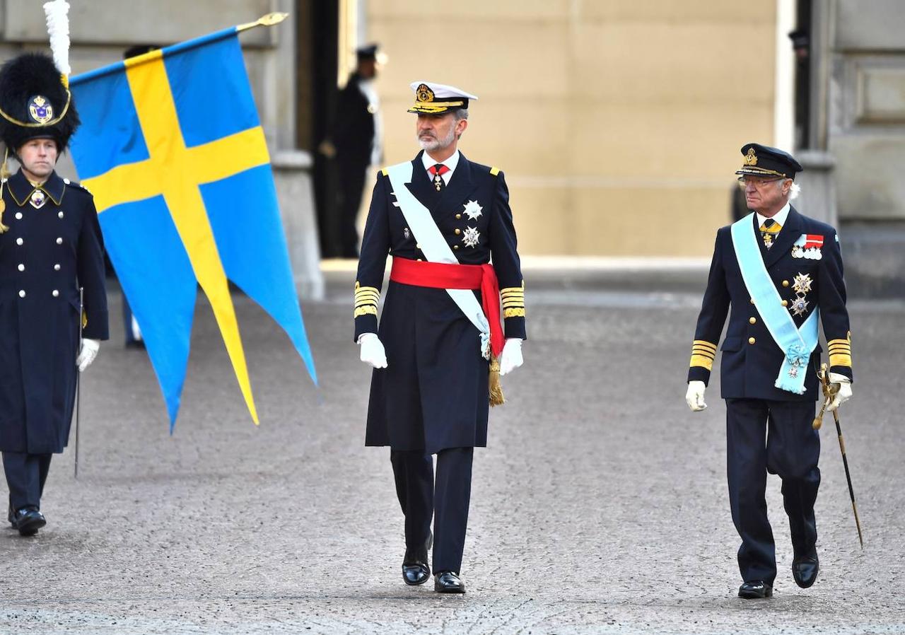 El rey Felipe VI y el rey Carlos Gustavo pasan revista a las tropas a su llegada al acto de bienvenida oficial a los Monarcas españoles en el Palacio Real de Estocolmo