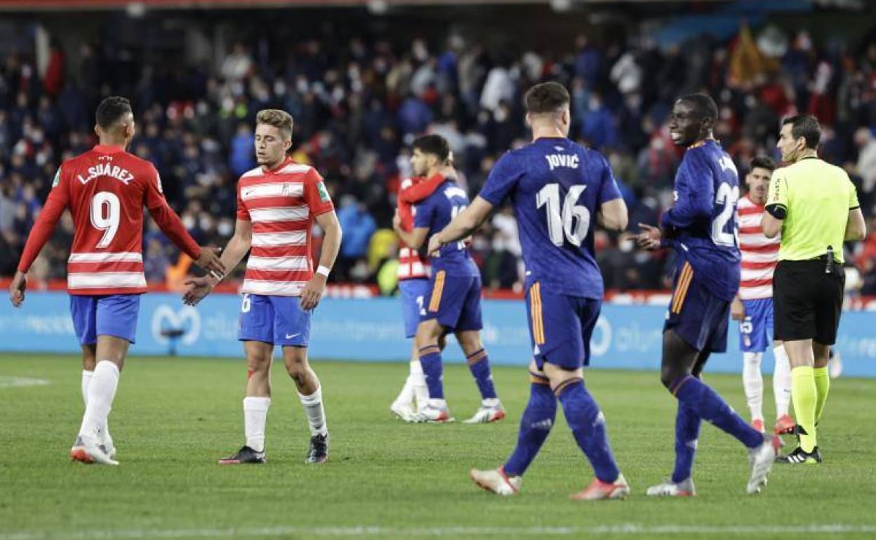 Isma Ruiz se retira cabizbajo tras concluir el partido ante el Real Madrid. 