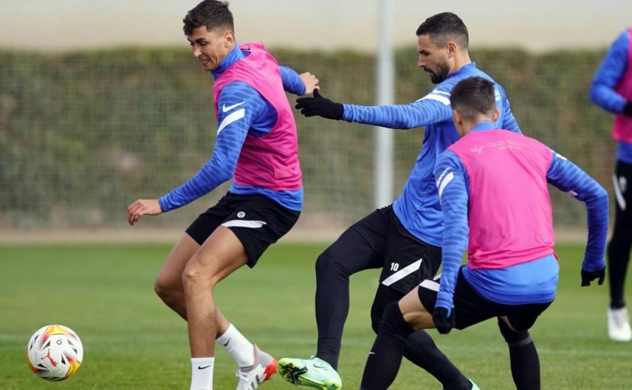 Raúl Torrente juega un balón en el entrenamiento de este miércoles. 