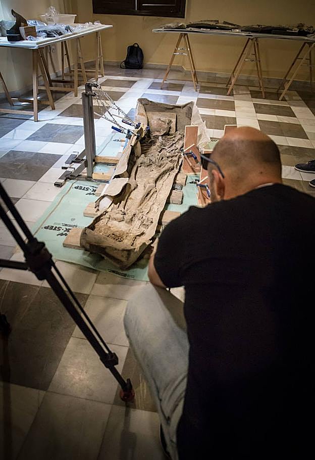 Fotografiando los restos. 