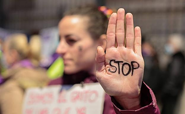 Imagen principal - Rosa y otras manifestantes. 