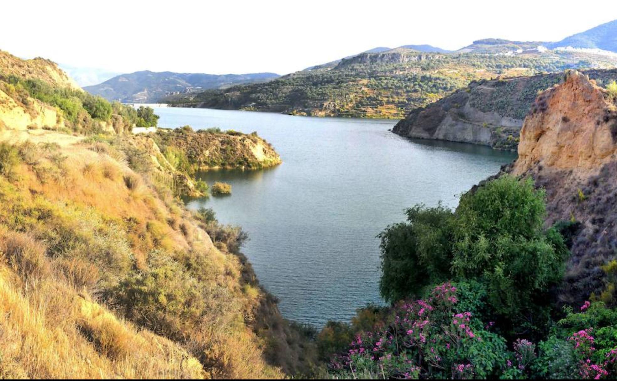 Vista de la cola del pantano de Béznar en el Valle de Lecrín.