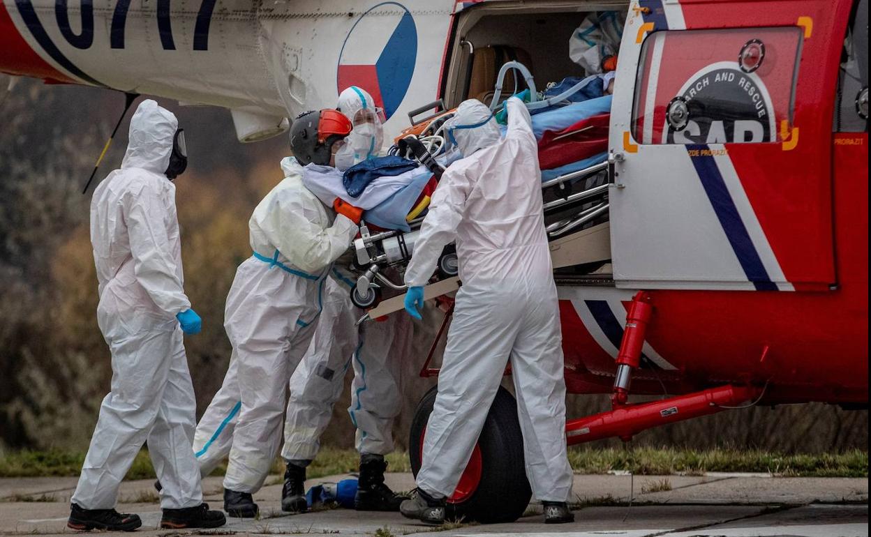 Sanitarios transportan en helicóptero a un paciente con coronavirus hasta el Hospital Universitario Motol en Praga. 