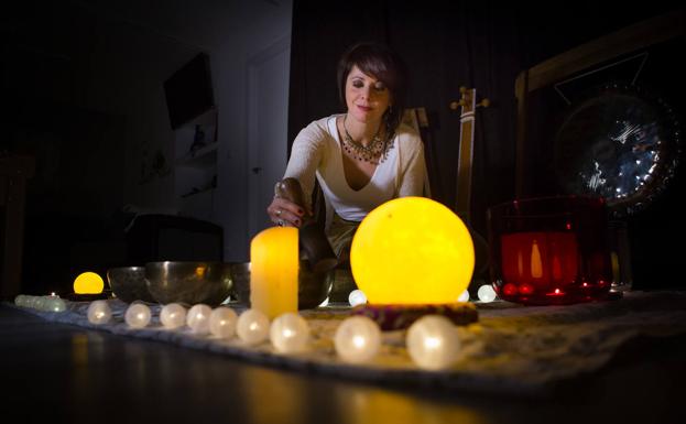 Atmósfera de luces y velas en las actuaciones con cuencos. 