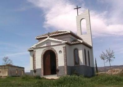 Imagen secundaria 1 - Carretera de acceso a Restábal, emita de la localidad y restos del aljibe del castillo.