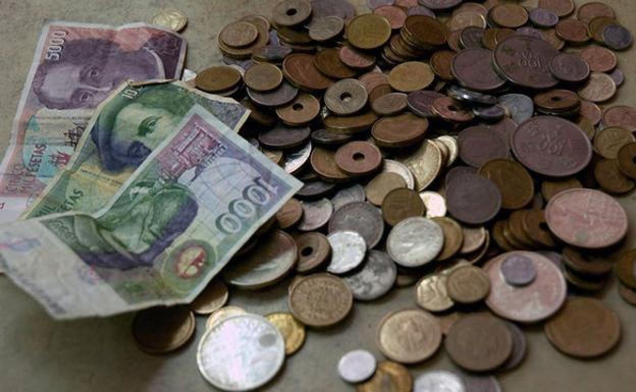 Monedas y billetes de peseta.
