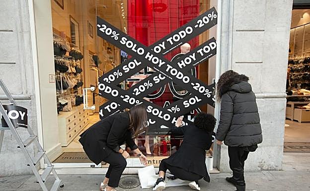 Prácticamente la gran mayoría de establecimientos del centro granadino decoran sus escaparates con porcentajes y cifras bajo el nombre de Black Friday.. 