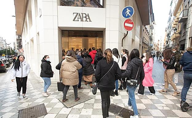 Gran afluencia desde primera hora en los comercios de la capital. 