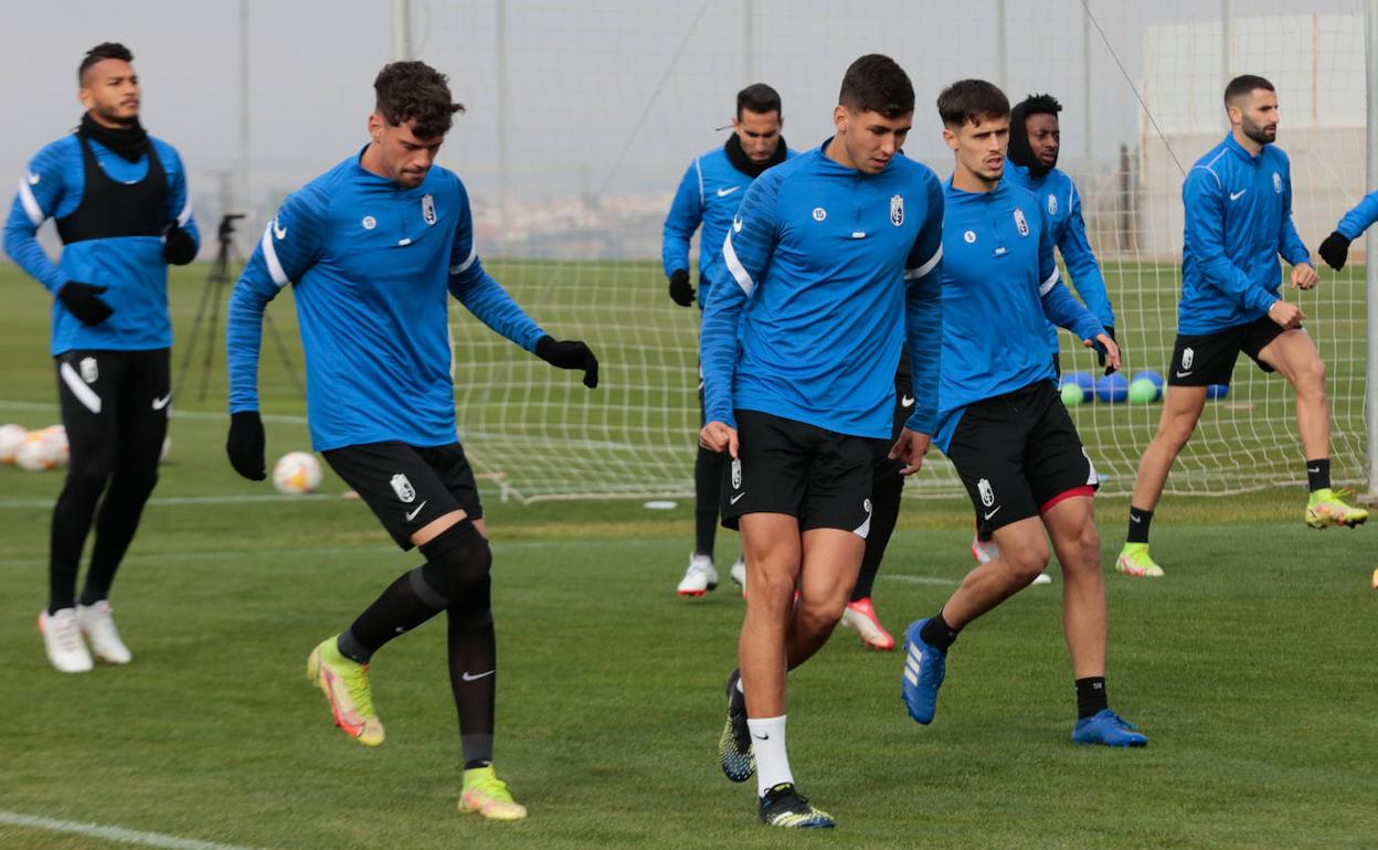 Adri Butzke, Pepe y Torrente calientan en el último entreno. 