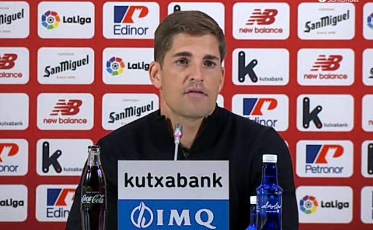 Robert Moreno, durante su comparecencia en la sala de prensa de San Mamés. 