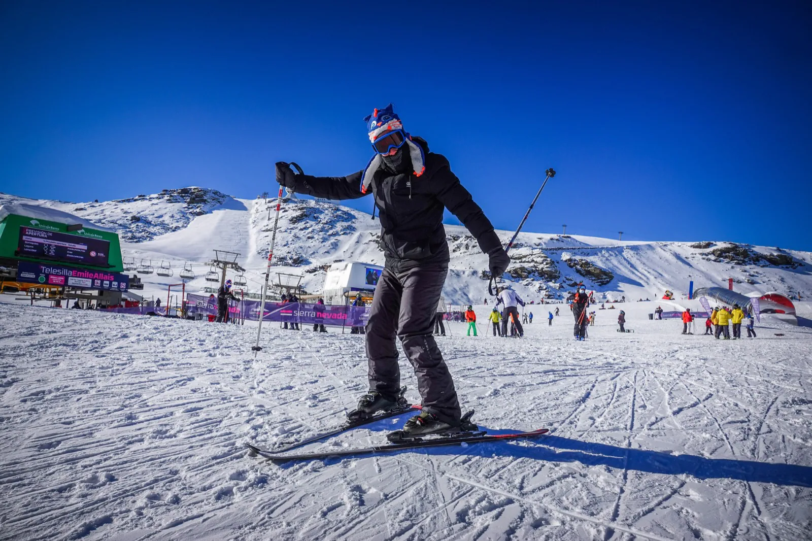 Los aficionados al esquí y el snowboard acuden a la inauguración de la campaña de nieve.