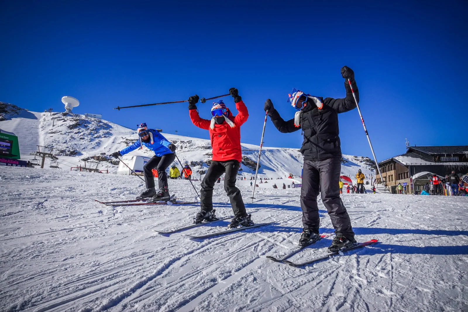 Los aficionados al esquí y el snowboard acuden a la inauguración de la campaña de nieve.