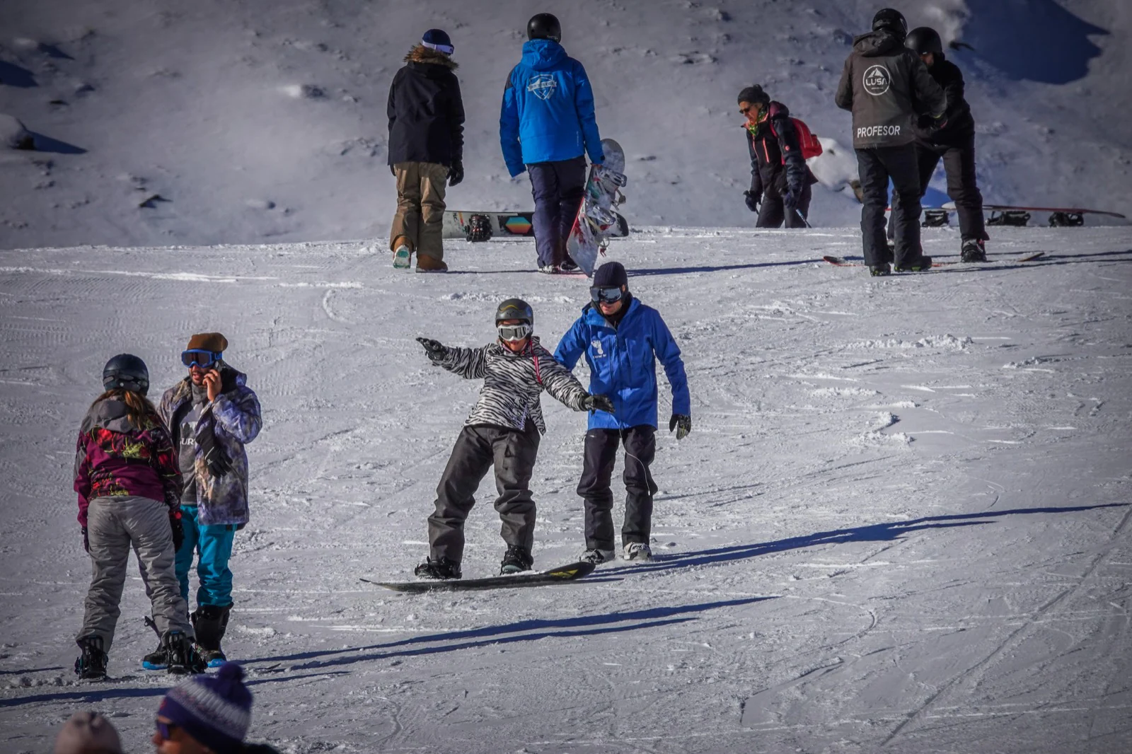 Los aficionados al esquí y el snowboard acuden a la inauguración de la campaña de nieve.