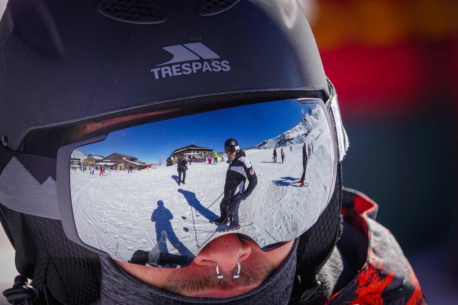 Los aficionados al esquí y el snowboard acuden a la inauguración de la campaña de nieve.