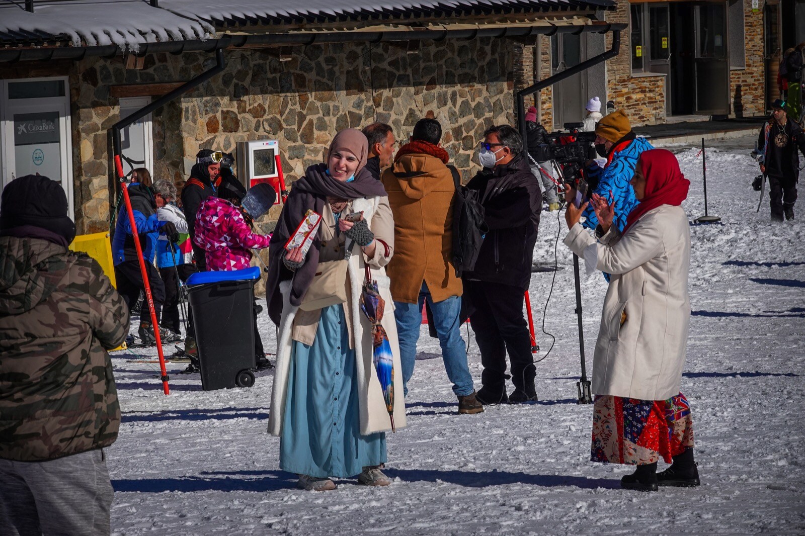 Los aficionados al esquí y el snowboard acuden a la inauguración de la campaña de nieve.