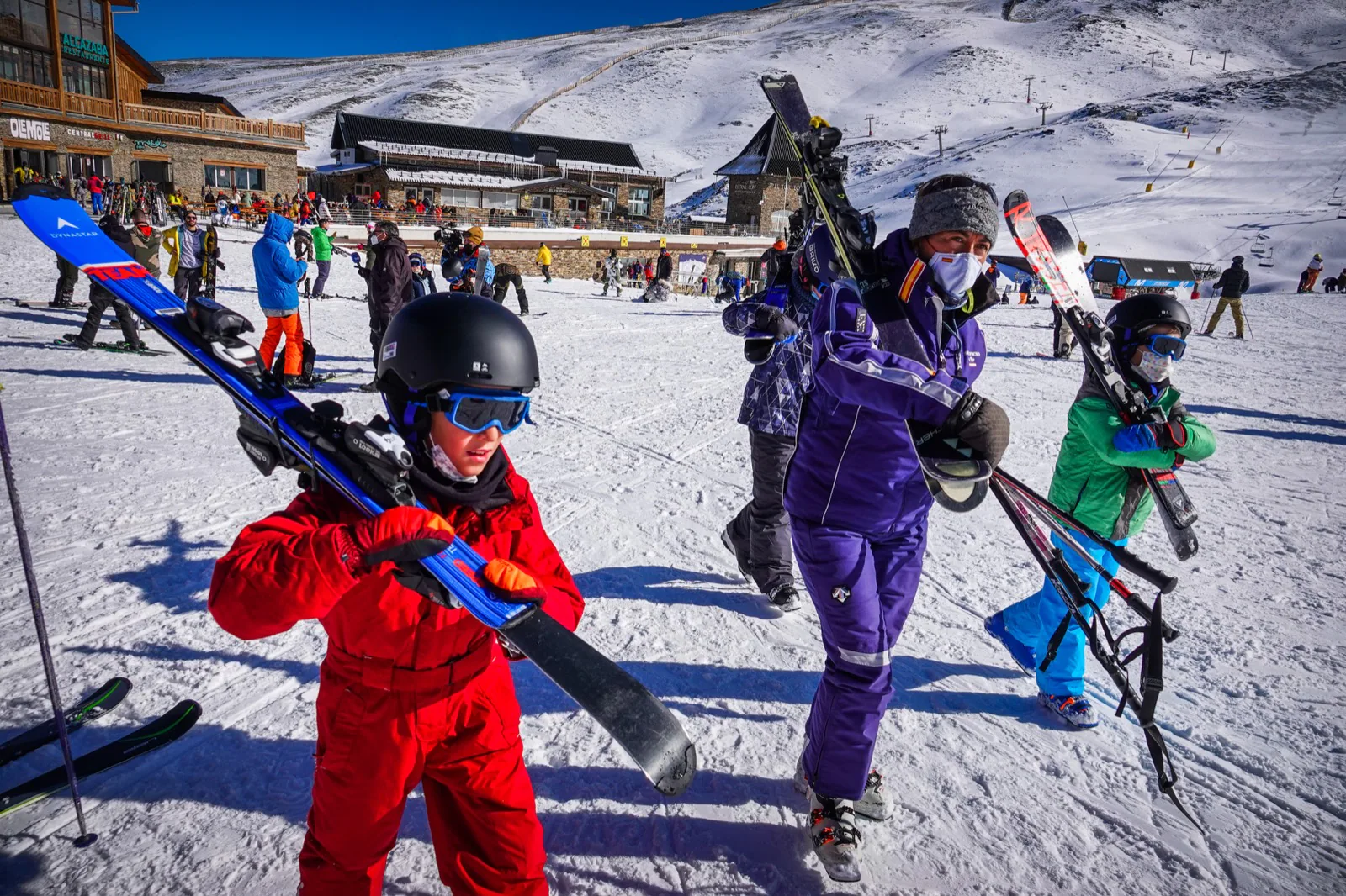 Los aficionados al esquí y el snowboard acuden a la inauguración de la campaña de nieve.