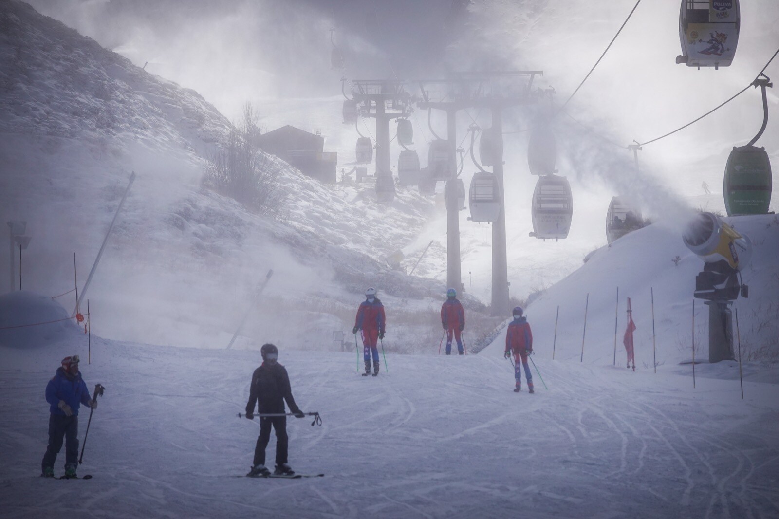 Los aficionados al esquí y el snowboard acuden a la inauguración de la campaña de nieve.