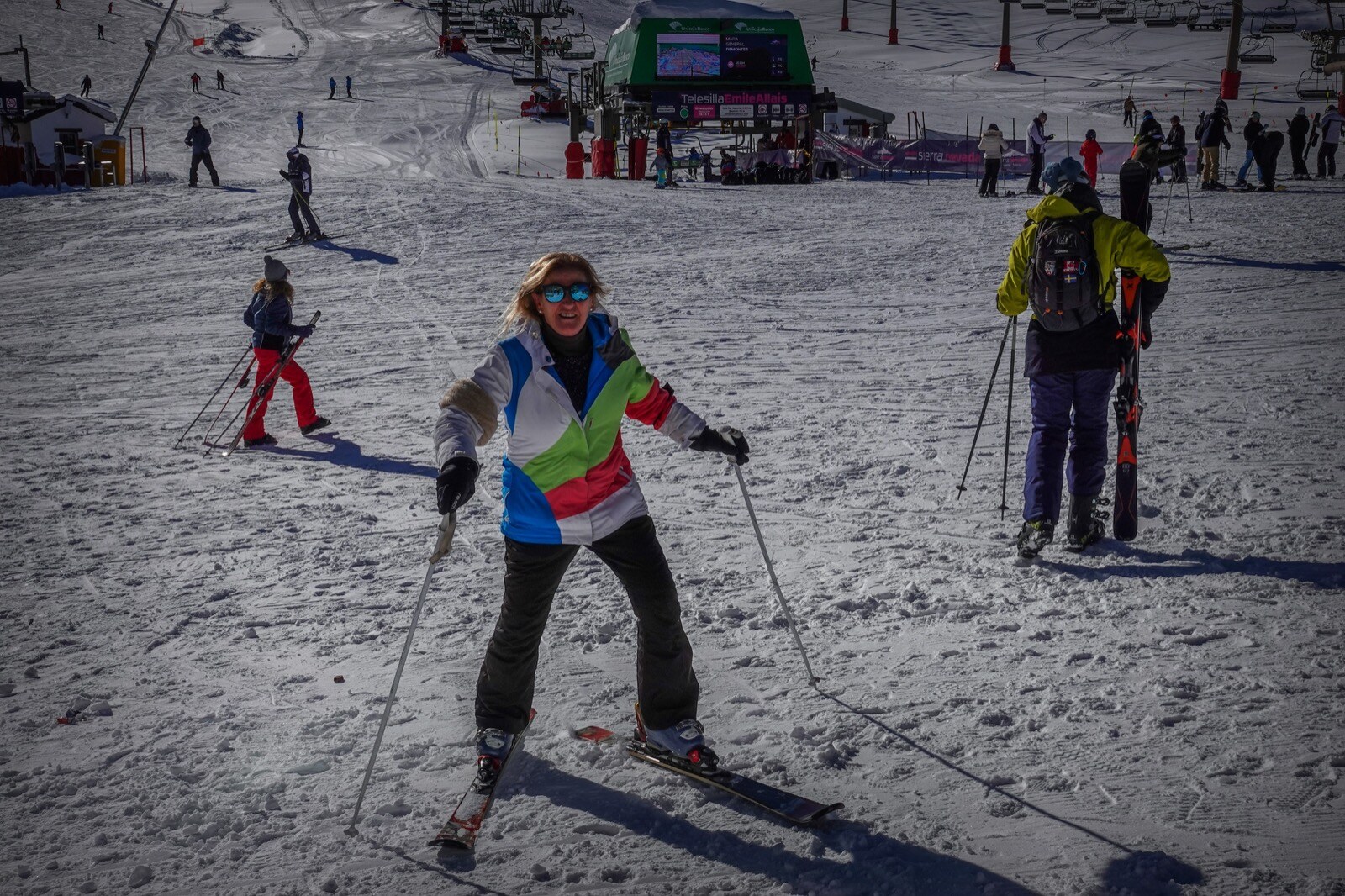 Los aficionados al esquí y el snowboard acuden a la inauguración de la campaña de nieve.