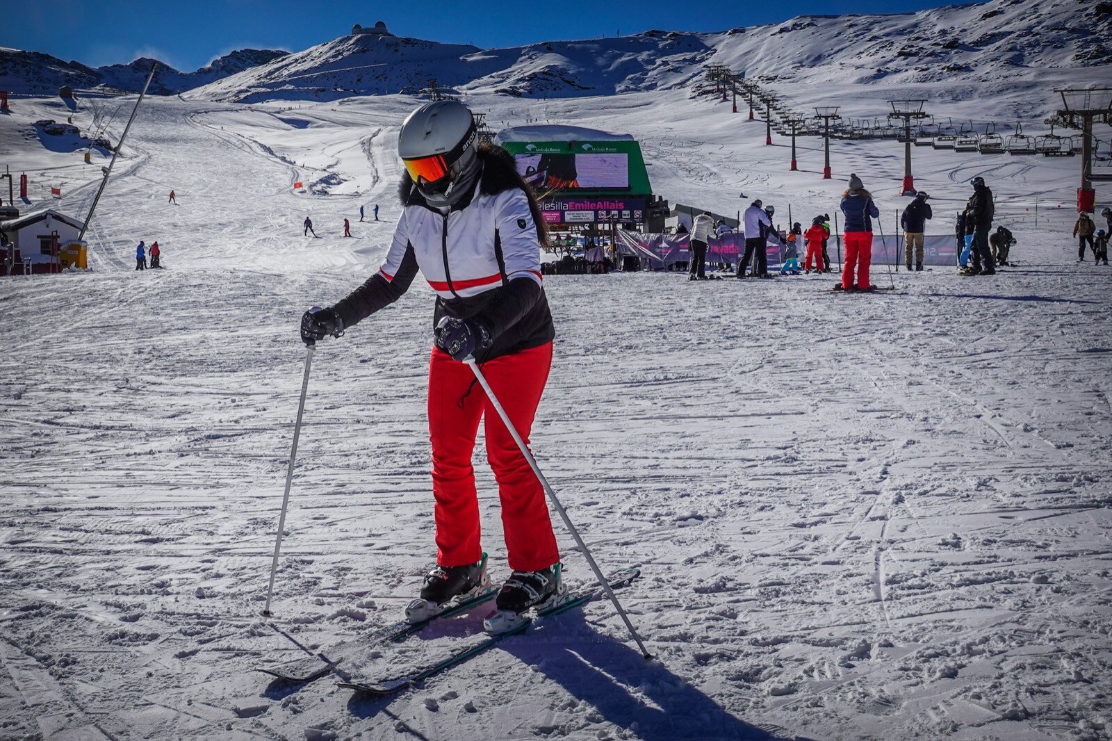 Los aficionados al esquí y el snowboard acuden a la inauguración de la campaña de nieve.