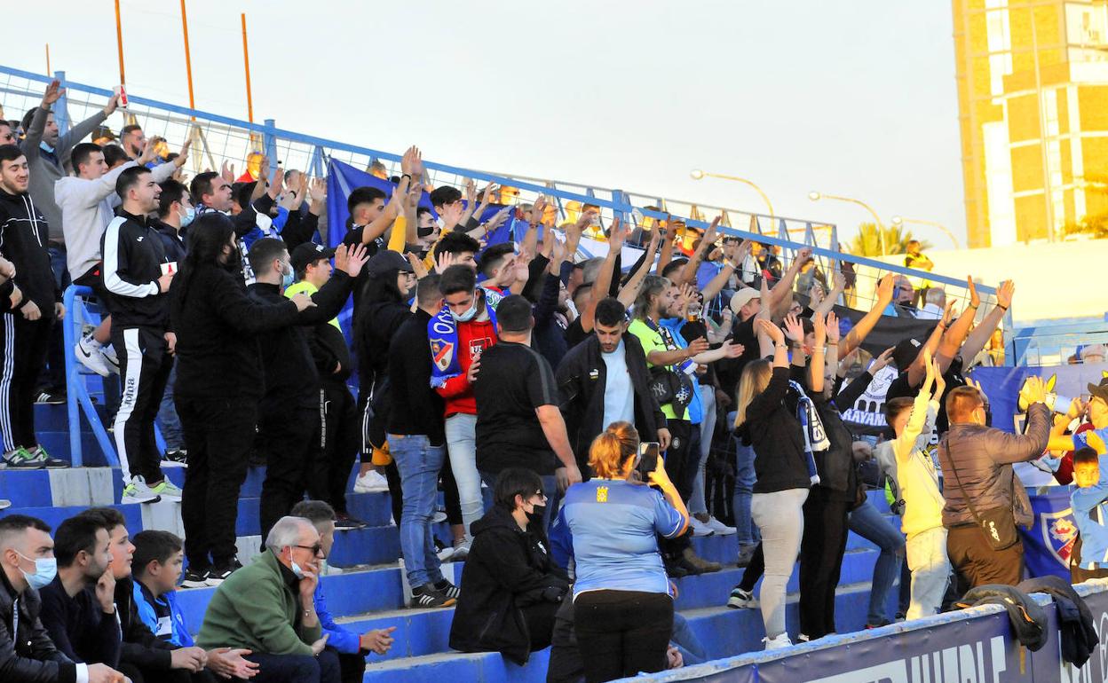 Imagen de archivo del público animando durante un partido. 