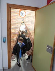 Imagen secundaria 2 - La directora del CEIP, Julia, visita la clase de hechizos. Varias escenas por los pasillos del colegio. 