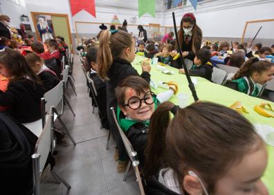 Imagen secundaria 1 - Parte del claustro de profesores y los niños en el comedor. 