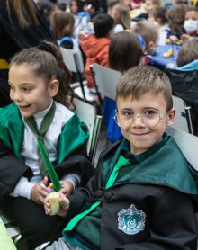 Imagen secundaria 2 - Parte del claustro de profesores y los niños en el comedor. 