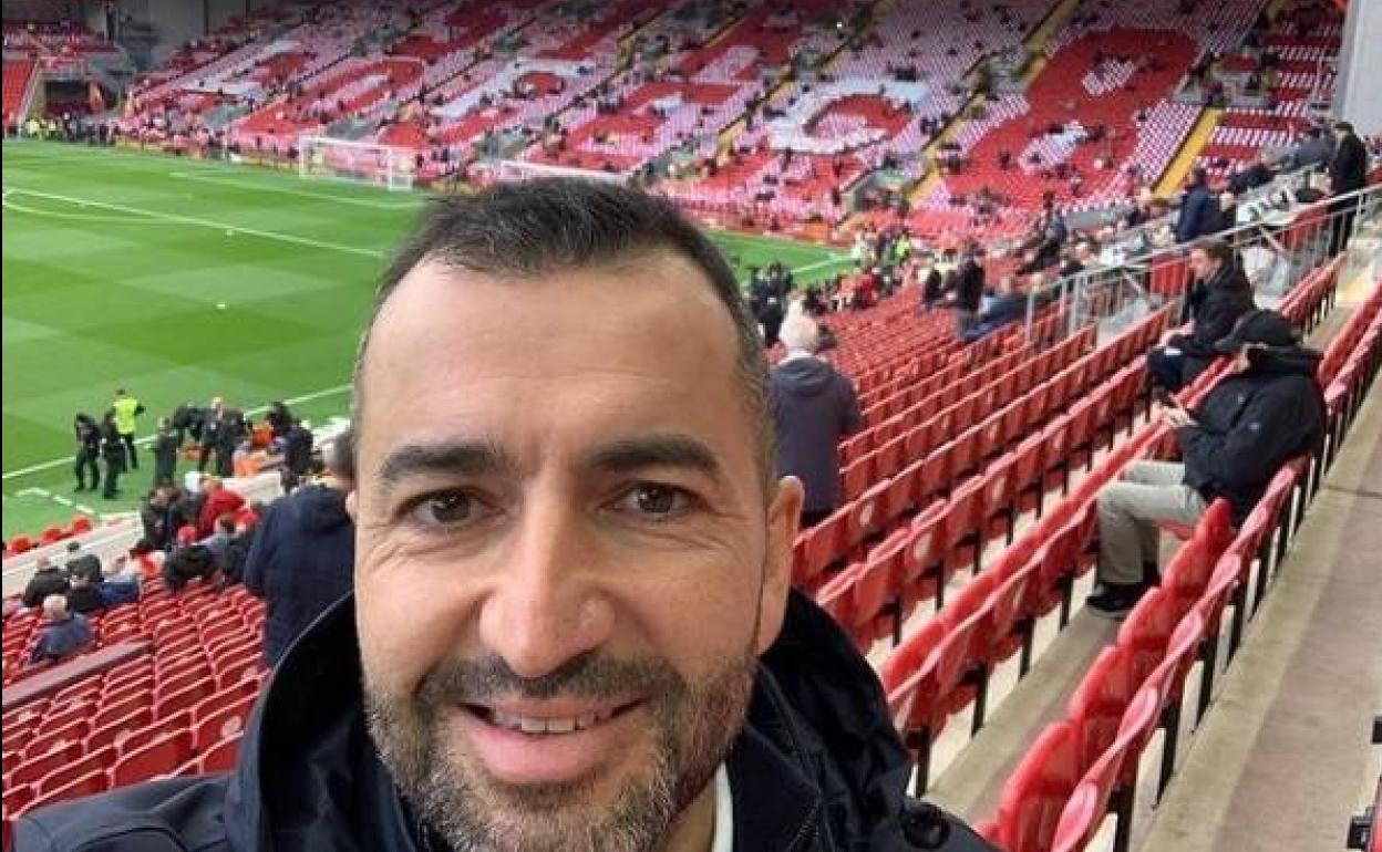 Diego Martínez se hace un selfi en Anfield. 