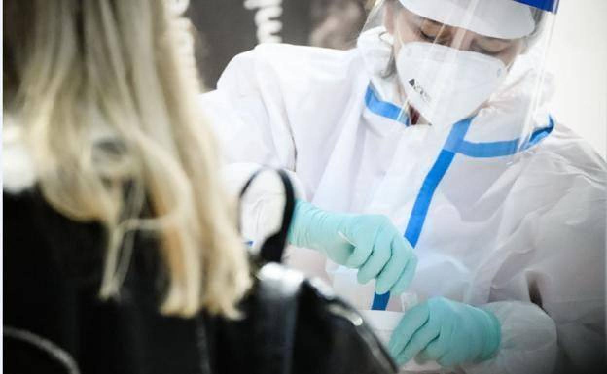 La razón por la que seguirán apareciendo variantes: ¿qué es la «covid-30» y como evitarla?