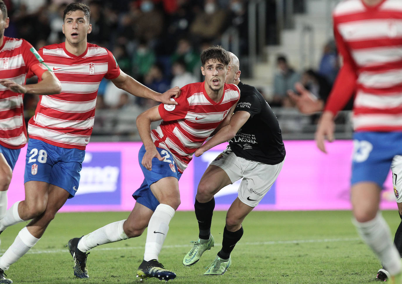 Pepe y Torrente ganan la posición en el área rival en busca del remate en un saque de esquina. 