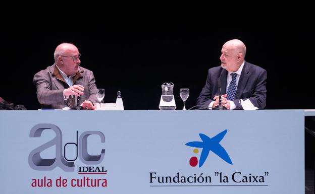 Eduardo Peralta y Juan Eslava, durante la conferencia.