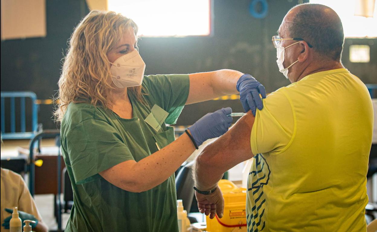 Foto de archivo de un hombre vacunándose. 