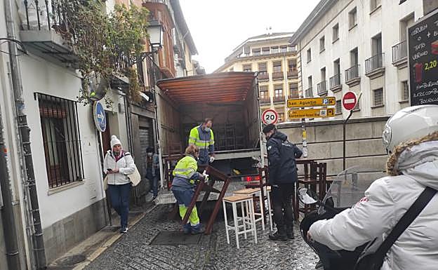 Retirada de una terraza en calle Elvira.
