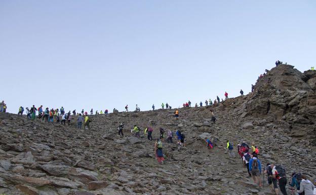 Excursionistas y peregrinos en los Tajos de la Virgen.