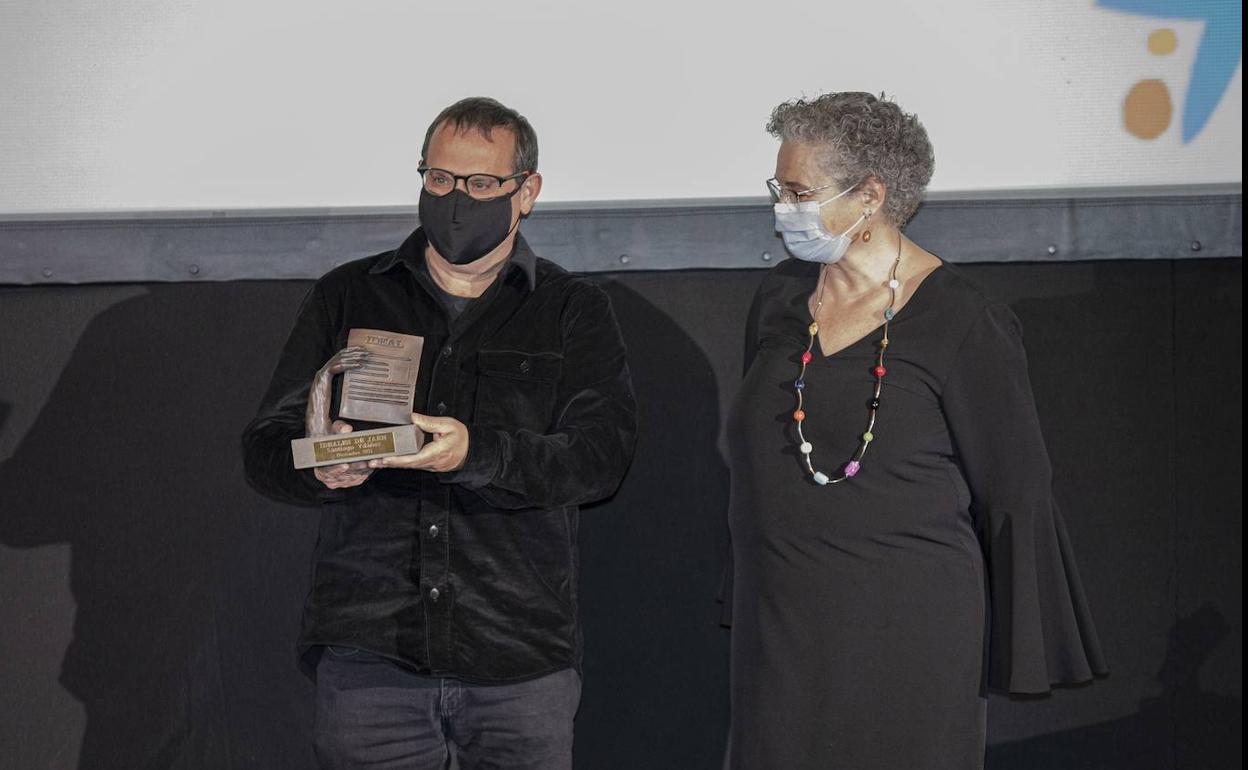 Santiago Ydáñez recibió el premio de manos de Remedios Morente, jefa de Sección de IDEAL Jaén. 