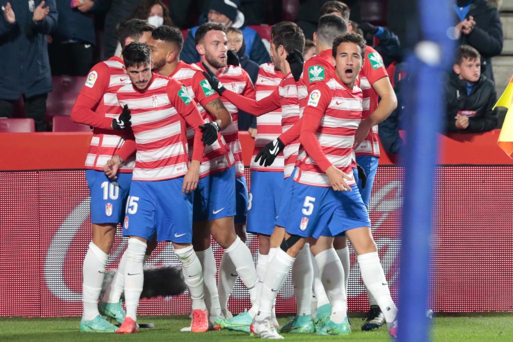 Los jugadores del Granada celebran el gol de Puertas para el 1-0. 