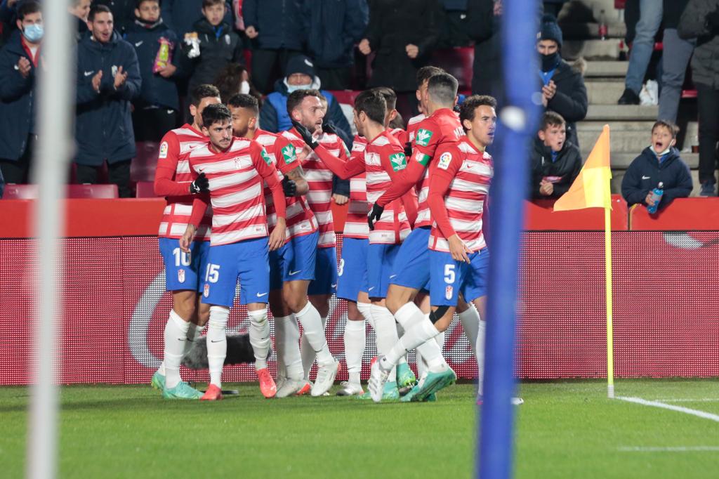 Los jugadores del Granada celebran el gol de Puertas para el 1-0. 