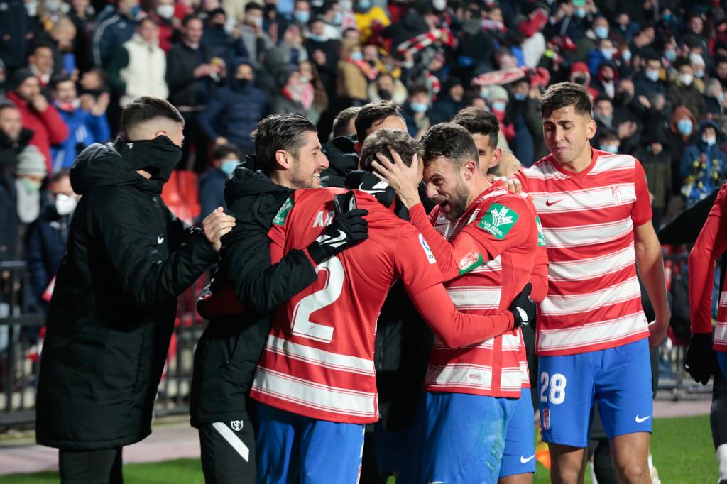 Los jugadores del Granada celebran el gol de Puertas para el 1-0. 